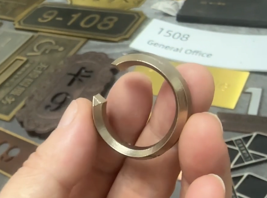 銅字精雕三維立體電鍍黃銅色效果