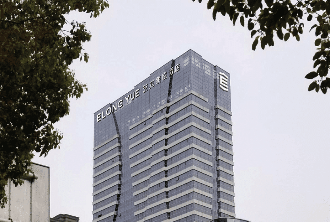 藝龍酒店樓頂發(fā)光字標(biāo)識(shí)牌設(shè)計(jì)制作安裝