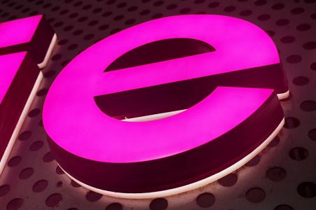 發光字報價為何差異大？哪些因素導致發光字價格參差不齊？